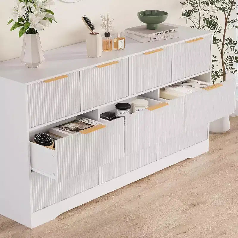 Commode noire/blanche cannelée à 10 tiroirs avec poignées dorées