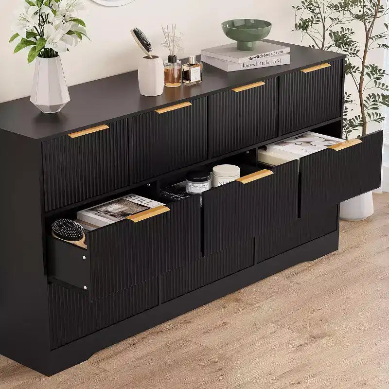 Commode noire/blanche cannelée à 10 tiroirs avec poignées dorées