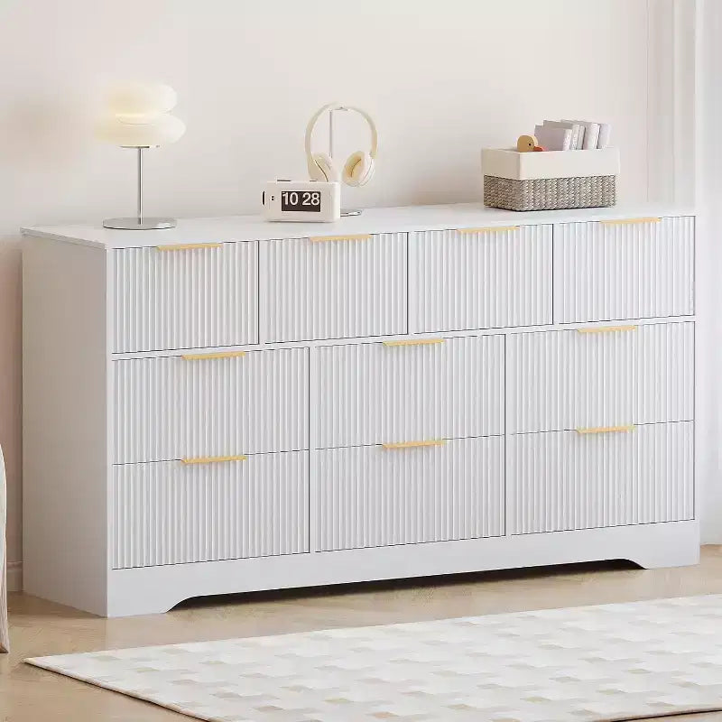 Commode noire/blanche cannelée à 10 tiroirs avec poignées dorées