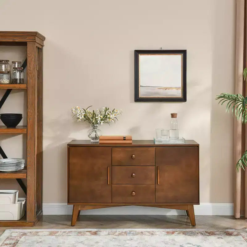 Buffet en noyer de style scandinave avec 2 portes et 3 tiroirs